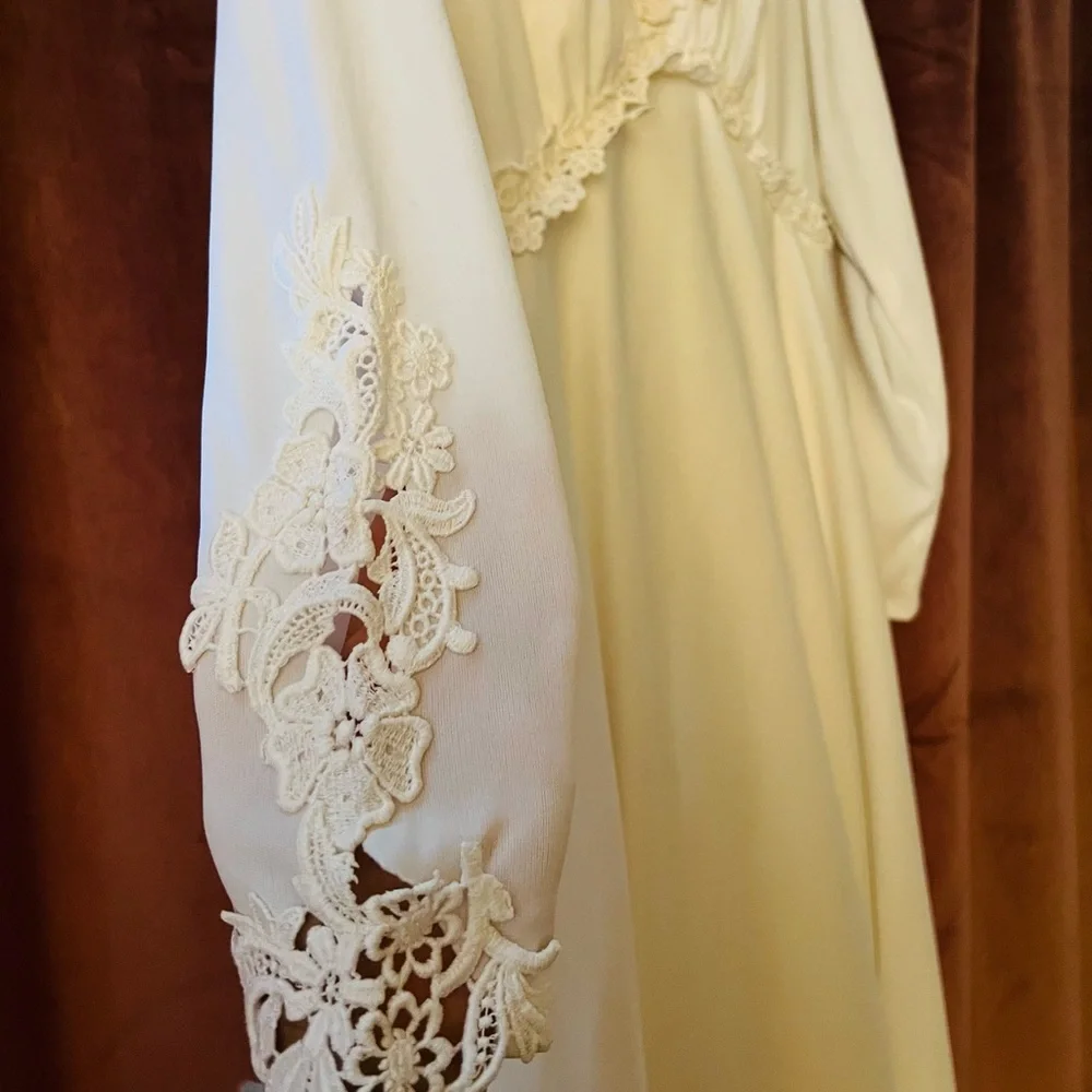 70’s Vintage wedding gown small/med - Picture 3 of 5